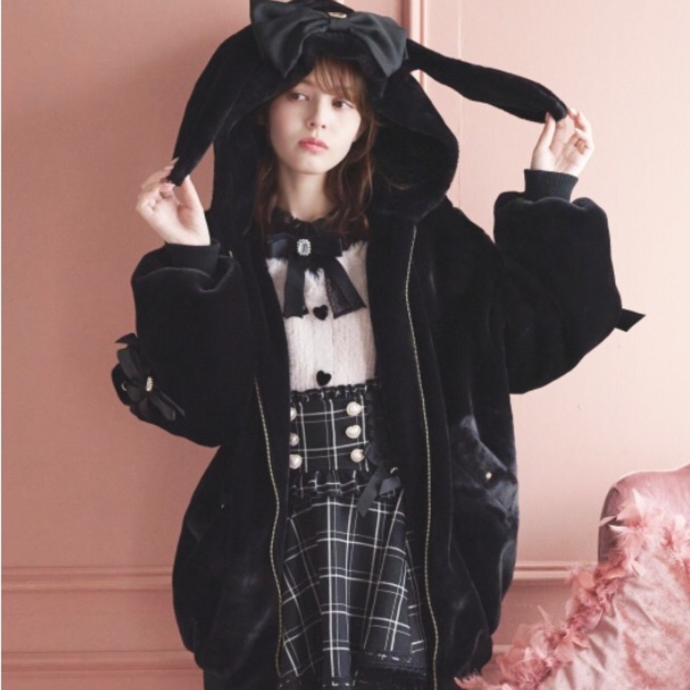 ISO Bunny Hooded Fur Blouson
Item Number: 127-7001-0